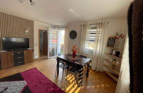 Super Monteurwohnung mit Balkon und Parkplatz, bei Bayreuth ruhig, 4 Betten Wifi, Küche - Foto 1