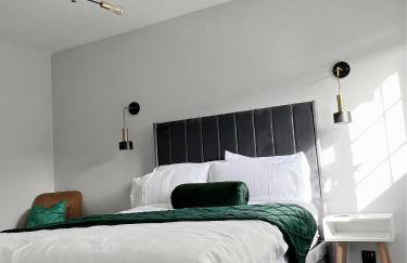 Stunning apartment in Beckton with Private Entrance - Photo 2