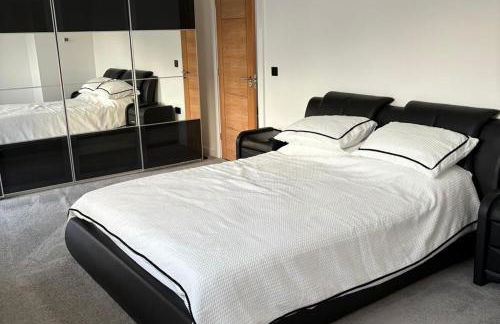 Modern Large 4-Bed Property sleeps 10 in Abergele - Photo 8