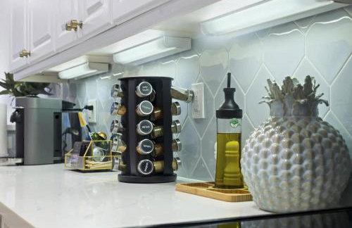 Boutique condo w oceanfront & concierge - Photo 12