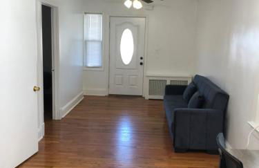 Private 2 bedroom and 1 bathroom house in a quiet area and convenient to NYC bus and train, MetLife Stadium FIFA World Cup 35 minutes away - Foto 2