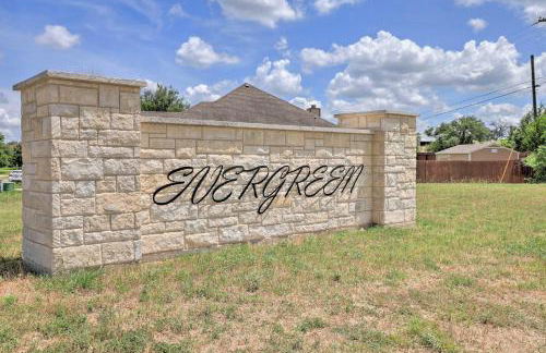 Unwind Fireside! Harker Family Retreat with Yard - Foto 38