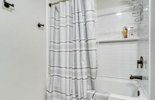 8 Mi to TTU! Pet-Friendly Home with Patio and Yard - Foto 19