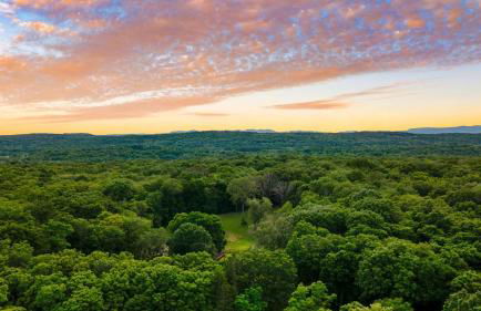 Historic Barn Retreat w Pool Pond Views Longview Pond Lodge by AvantStay - Foto 61
