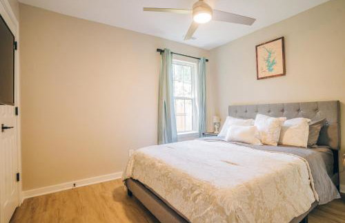 City Retreat - 4 Bedroom Oasis with King & Private Yard near Downtown - Foto 39
