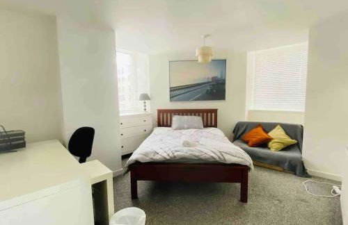 2 Bedroom Modern stylish Apt in Glasgow City Centre - Photo 3