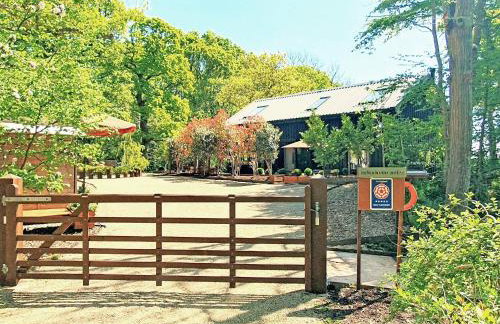 Benchwood House - Photo 1