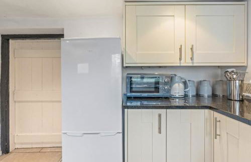 3BR Kingswood Cottage with Detached Unit - Photo 14