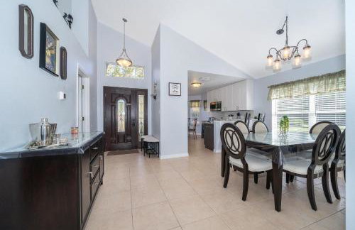 South Facing Pool with Stunning Lake View - Family Friendly Home - Nr Disney - Foto 13