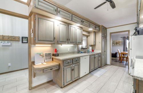 Spacious Holiday Island Escape with Deck and Gas Grill - Foto 2