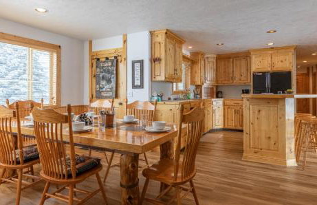 Chester Currents by KABINO Riverfront on Henrys Fork Air Conditioning Boat Launch Foosball Pool Table Huge Yard Garage WIFI - Foto 7