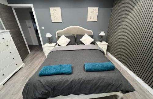 Whole house -Sleeps4-Parking-Garden-BikingHiking - Foto 5