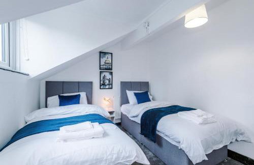 Spacious 5 bedroom house near Leeds City Centre sleeps 12 suits contractors with free parking - Foto 28