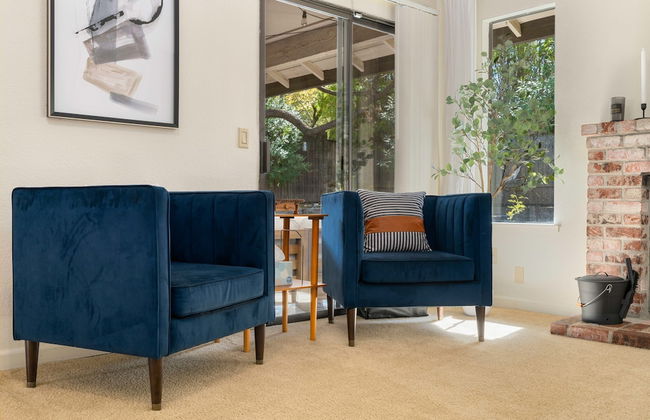 Delightful Home w Fireplace Patio Fire Pit - Foto 17