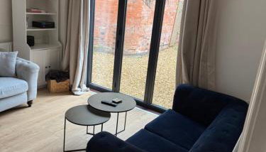Freshly decorated apartment 10 mins from Cotswolds Child Friendly Great location with plenty of nearby free parking freestanding bath and outdoor private terrace area - Foto 3