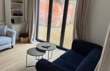 Freshly decorated apartment 10 mins from Cotswolds Child Friendly Great location with plenty of nearby free parking freestanding bath and outdoor private terrace area - Foto 3