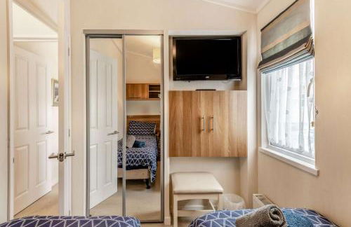 Bay View 2-Bed Lodge with Glorious Harbour View and Balcony - Photo 16