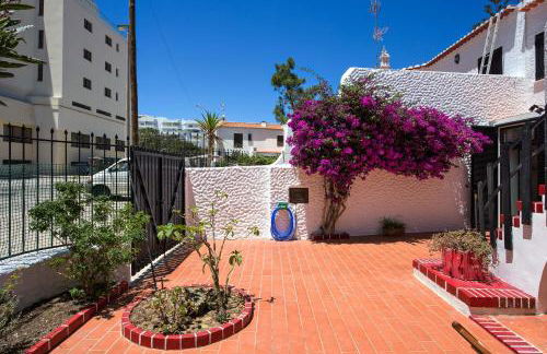 Moradia Tradicional no centro a 100m da Praia - Foto 12