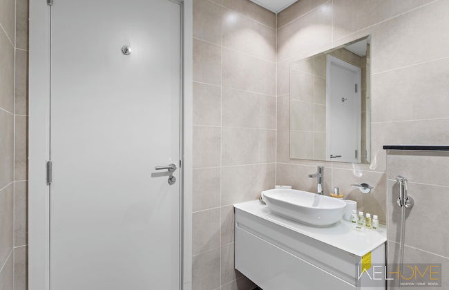 WelHome - Breathtaking 1BR Apt with Balcony and City View - Photo 15