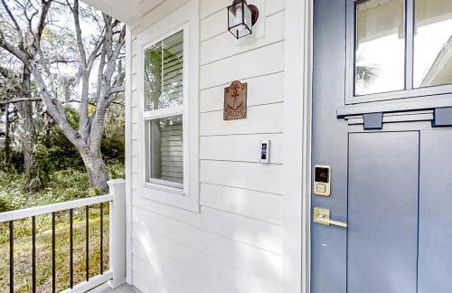 Newly-built 2-story home near the ocean with patio, washer/dryer, streaming - Photo 2