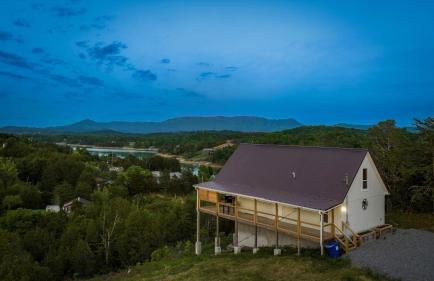 TN Whiskey Cabin- Lake and Mtn Views- Covered Deck- Game Room- Pool Table- Pets - Foto 29