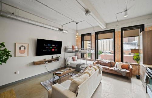 Beautiful Downtown Apartment with Pool, Laundry, Parking - Foto 20