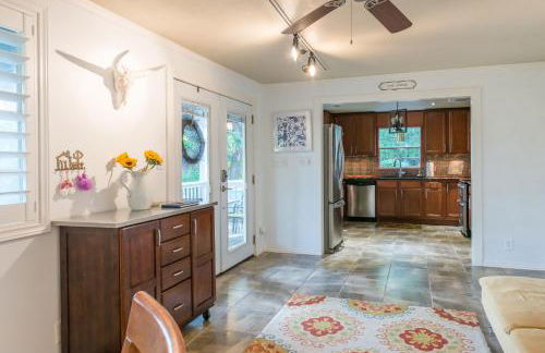 Remodeled Historic Lakefront Gem Overlooking Lake Travis and Jones Brothers Park *Great for Families and Groups* - Foto 41