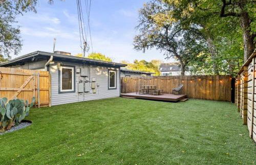 Mid-century home in Zilker with a backyard - Foto 39