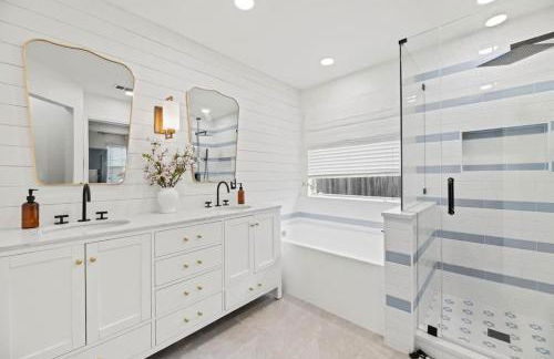 Sunny 4BR with Backyard Oasis - 15 Min to Lakes - Foto 16