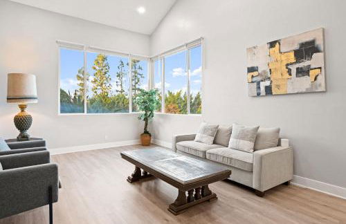 Serene Hilltop Oasis Above the City w Private Pool - Foto 8