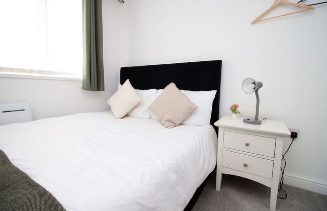 Skyline Immaculate 2-bed Apartment in Swansea - Photo 2