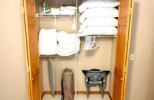 Spacious King Bed Suite at Antique Store - Foto 21