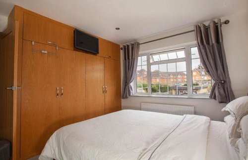 Three Bedroom House, Driveway, Bracknell Centre - Photo 5