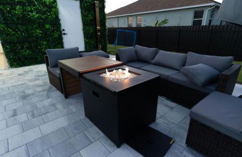 Designer Villa with Heated Pool, BBQ, Firepit, Ideal for Families & Groups - Photo 15