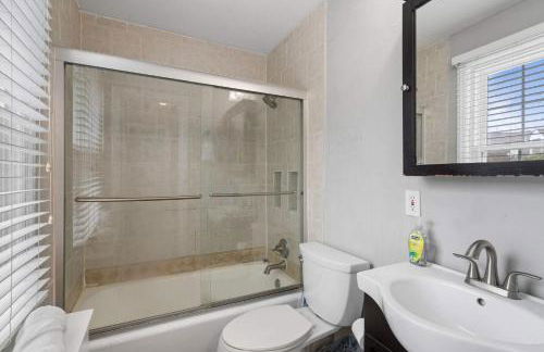 Charming Townhouse Retreat by CozySuites - Foto 22