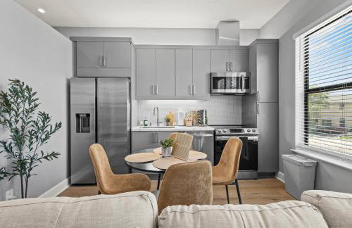 New suite with full Kitchen and Livingroom Dallas - Photo 16