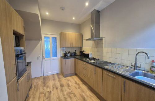 Roomy, comfortable Greater London home, sleeps 8 - Foto 3