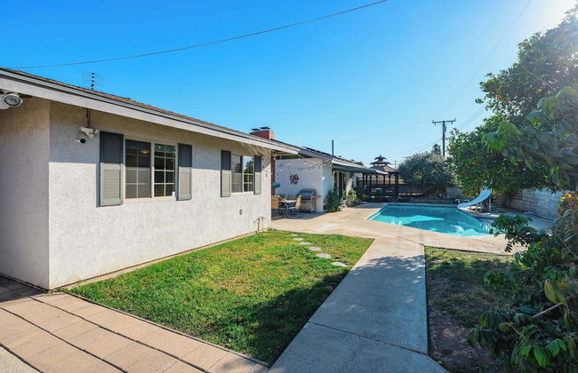 Luxury Estate With Sparkling Pool & Elegant Amenities - Foto 57