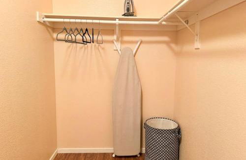 Spacious 4BR Fam Retreat King Bed WIFI And Parking - Foto 17