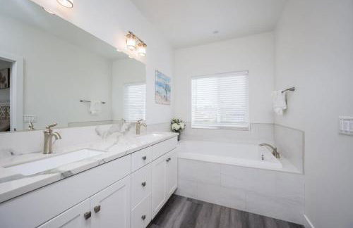 Game Room! Rooftop Deck! Sleeps 11 - Photo 24