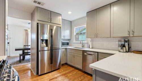 Elegant Escape Gourmet Kitchen and Outdoor Living - Foto 5