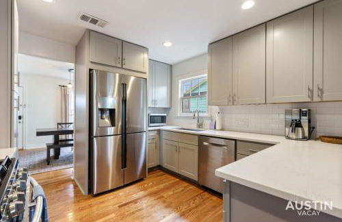 Elegant Escape Gourmet Kitchen and Outdoor Living - Foto 5