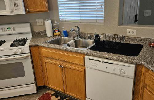 This cute 3 bedroom 2 and half bath is cozy - Photo 38