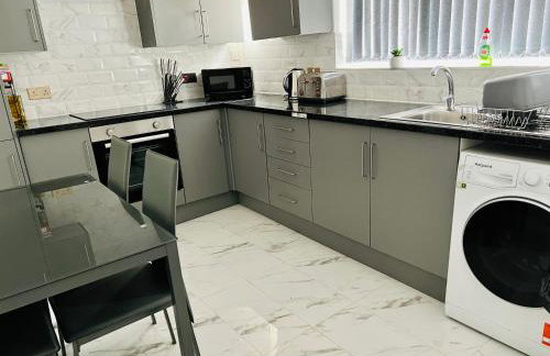 Beautiful and Homely 3 Bed House With FREE Parking So Close To Man City and City Centre - Foto 47