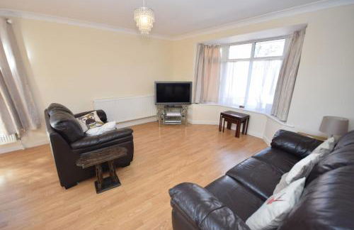 St Marys, Hayling Island - Photo 3