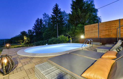 Twin Oasis Retreat with Pool & Spa - Happy Rentals - Foto 45