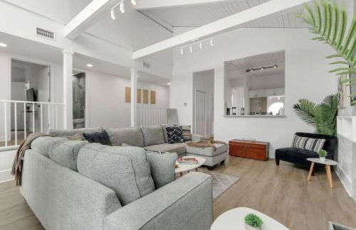 Oakland Oasis 4BDHeated PoolSpa5min to beach - Photo 3