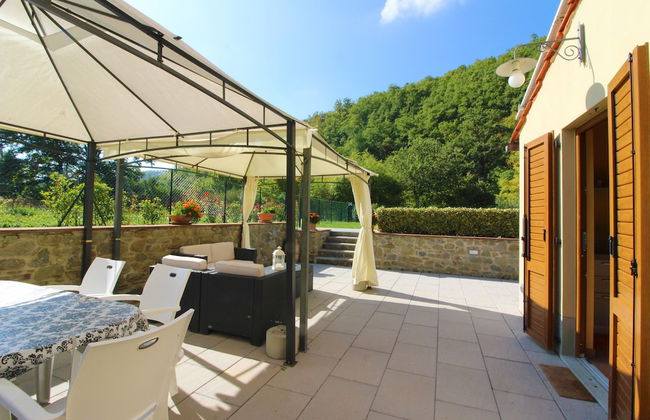 Stunning Private Villa for 4 Guests With Wifi, Private Pool, TV, Veranda, Pets Allowed and Parking - Photo 12