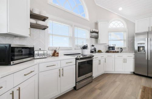 Elegant Updated Oceanfront Home with Pool & Hot Tub - Photo 21