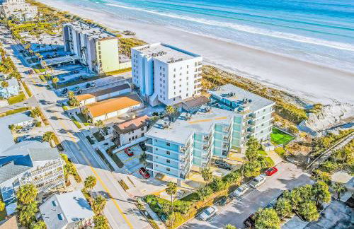 Polished oceanfront condo with pool access, private balcony & washer/dryer - Foto 30